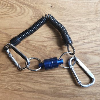 MUSKA  Blue Magnetic Net Releaser with Lanyard und Clips  Der praktische, komplette Magnetkescherhalter.